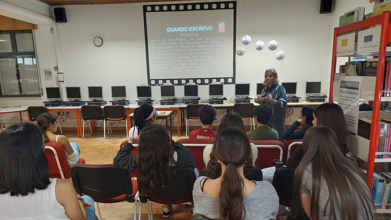 Encontro com a escritora Graça Candeias - apresentação do livro “Quando Escrevo”