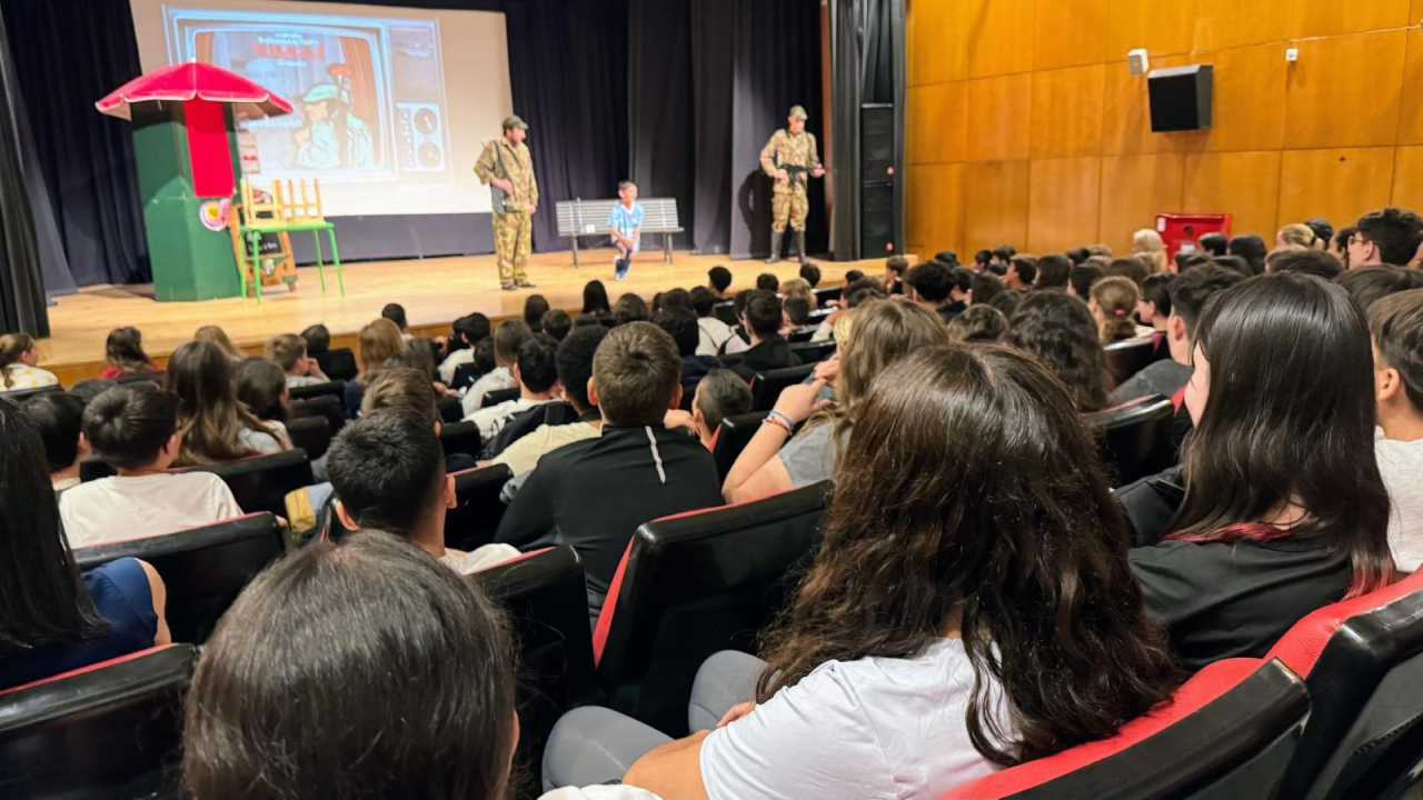 Alunos do 6.º ano assistem a peça de teatro sobre o 25 de Abril